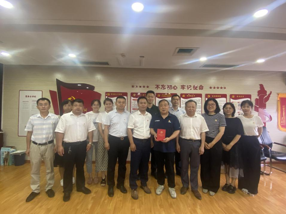 公司举办颁发“光荣在党50年”纪念章 暨“老兵跟党走·把党的关爱送到老兵心中”慰问活动